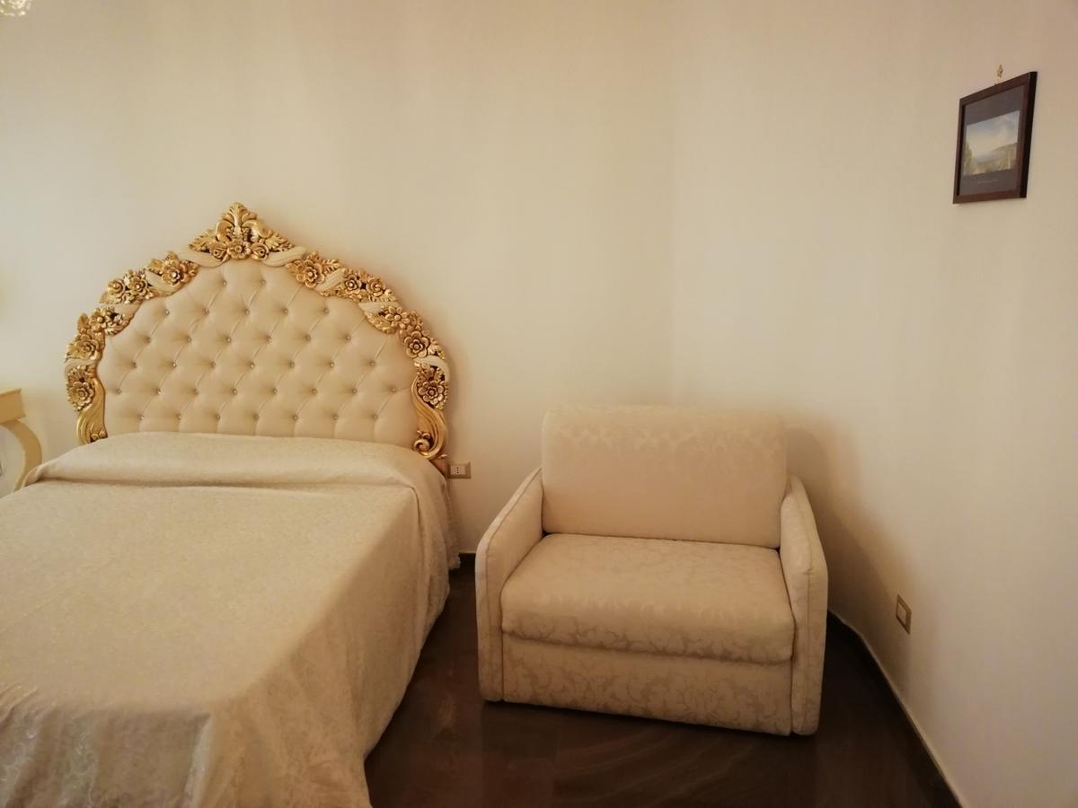 Bed and Breakfast Beb Mariafrancesca Neapel Exterior foto